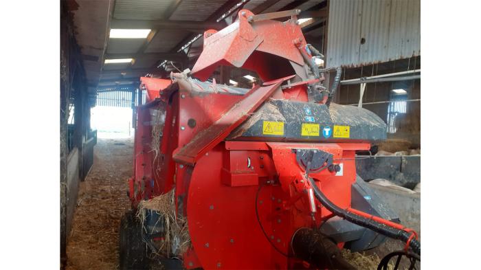 Used Kuhn Primor 3570M trailed feeder bedder