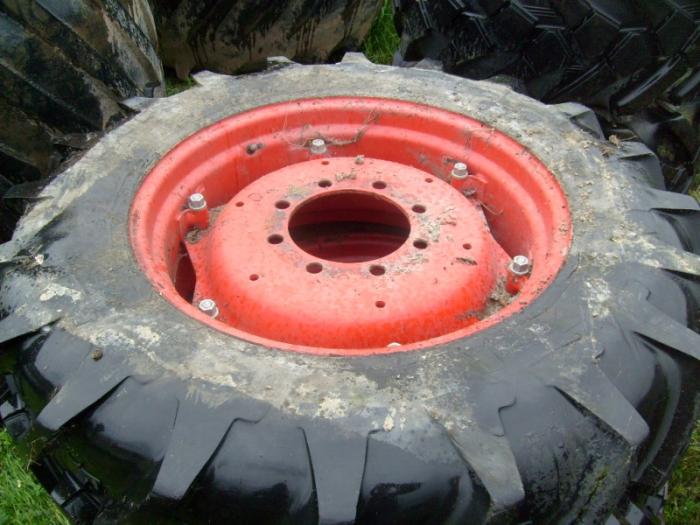 Used set of wheels and tyres Pair of 13.6 R28 michelin Pair of 280/70 R20 continental