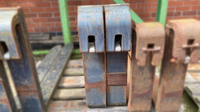 Used set of pallet tines