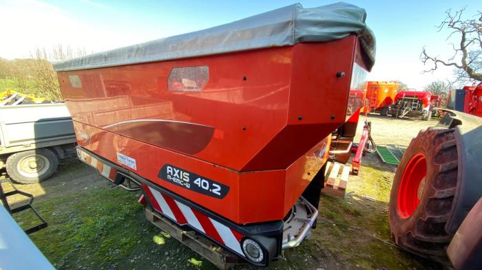 Used Kuhn 40.2 M EMC W fertiliser spreader